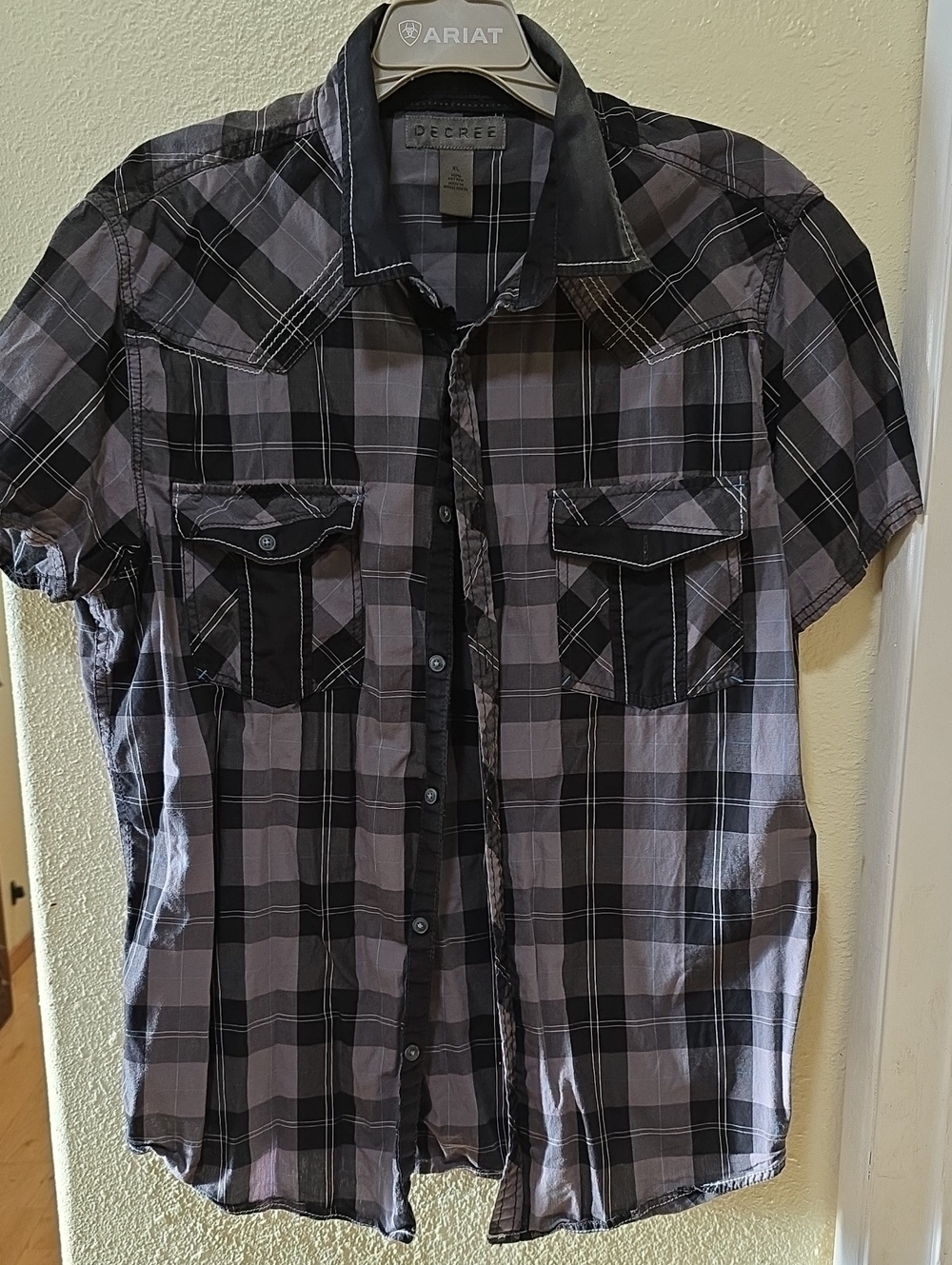 Decree Men's Short-Sleeve Plaid Button-Down Shirt in Black and Gray
